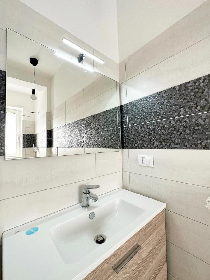 Wh - Cuore Home - Attico Monolocale Con Parcheggio Gratuito - 5 Minuti Dal Centro - Wifi サンレモ エクステリア 写真