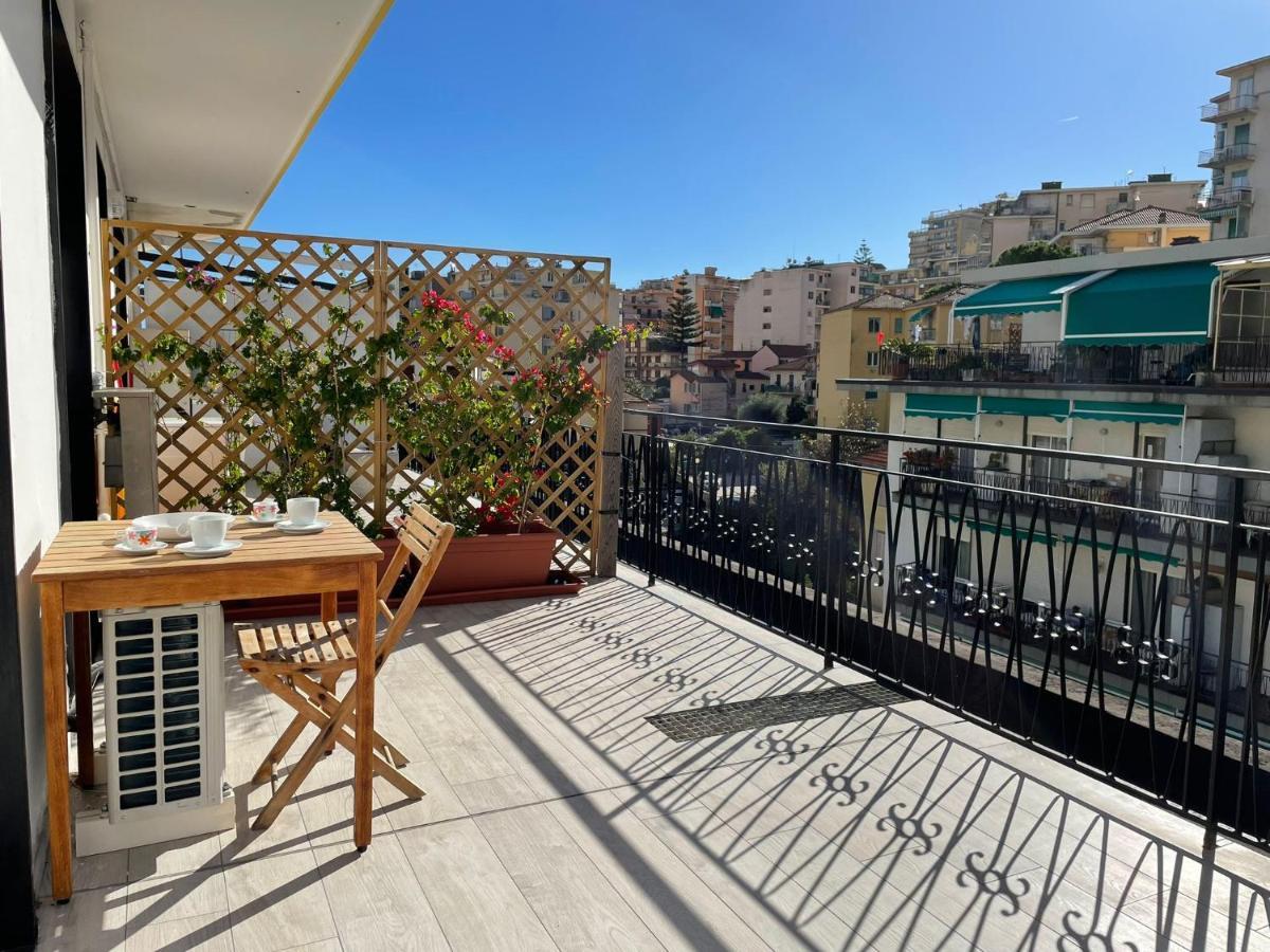 Wh - Cuore Home - Attico Monolocale Con Parcheggio Gratuito - 5 Minuti Dal Centro - Wifi サンレモ エクステリア 写真
