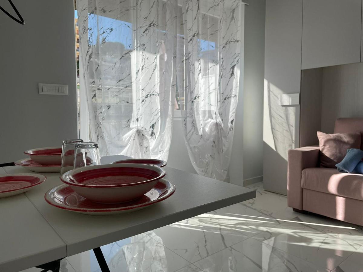 Wh - Cuore Home - Attico Monolocale Con Parcheggio Gratuito - 5 Minuti Dal Centro - Wifi サンレモ エクステリア 写真